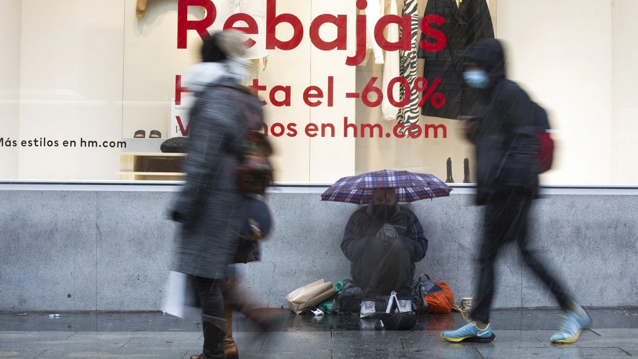 La menguante clase media española: el 31% de las familias con hijos subsiste con menos de 2.000 euros al mes