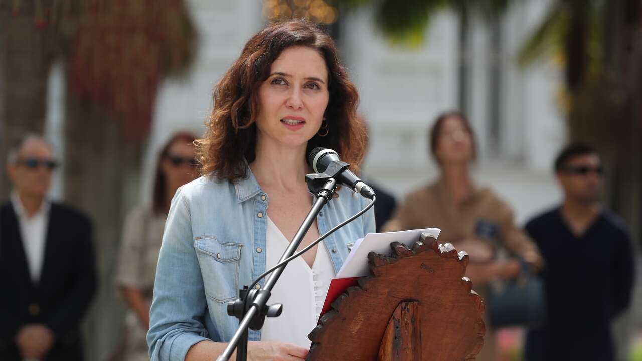 Ayuso se adelanta a la primavera en Lima con la eterna camisa vaquera y los pantalones negros más anchos de su armario