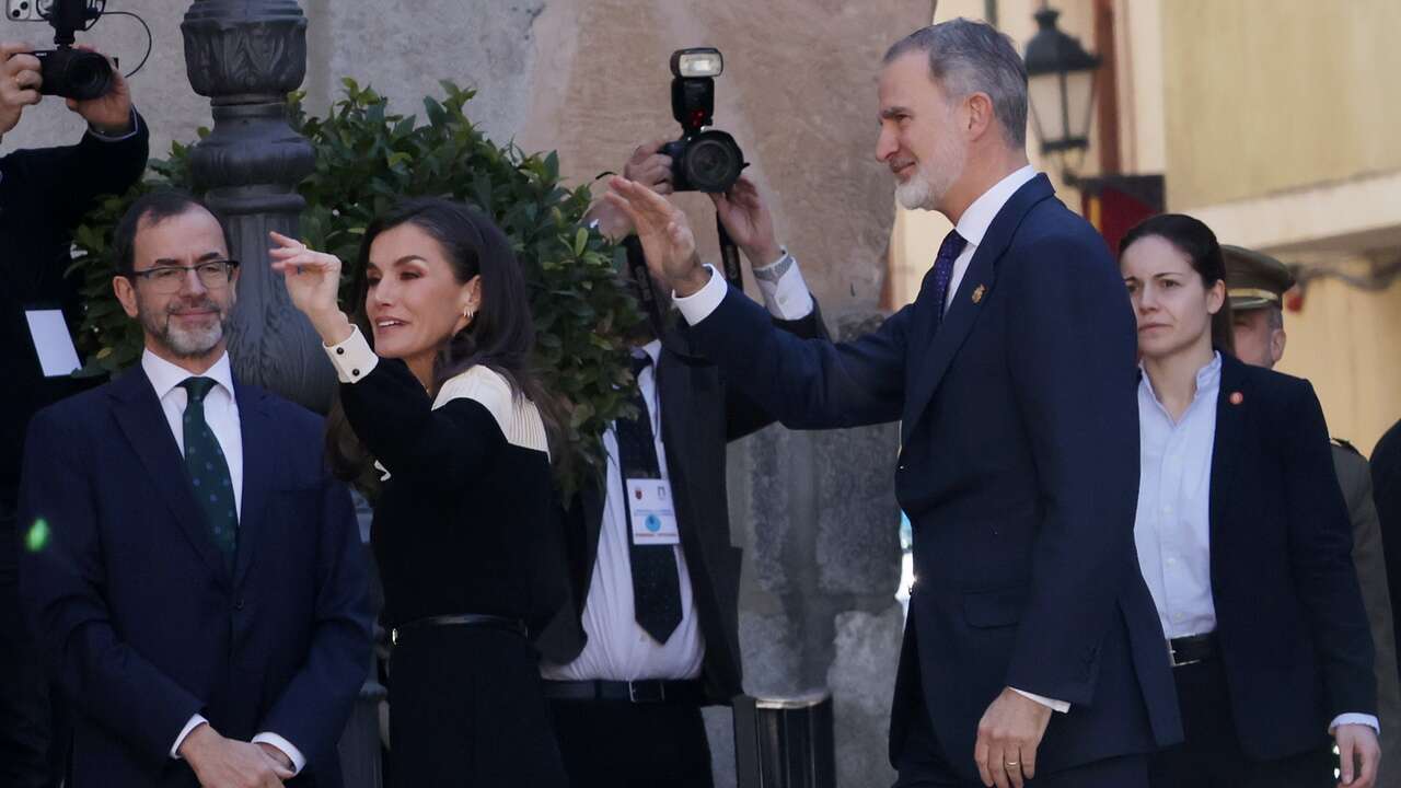 La Reina Letizia recupera el mono ‘wide leg’ de Teresa Helbig con botas cowboy en Caravaca de la Cruz