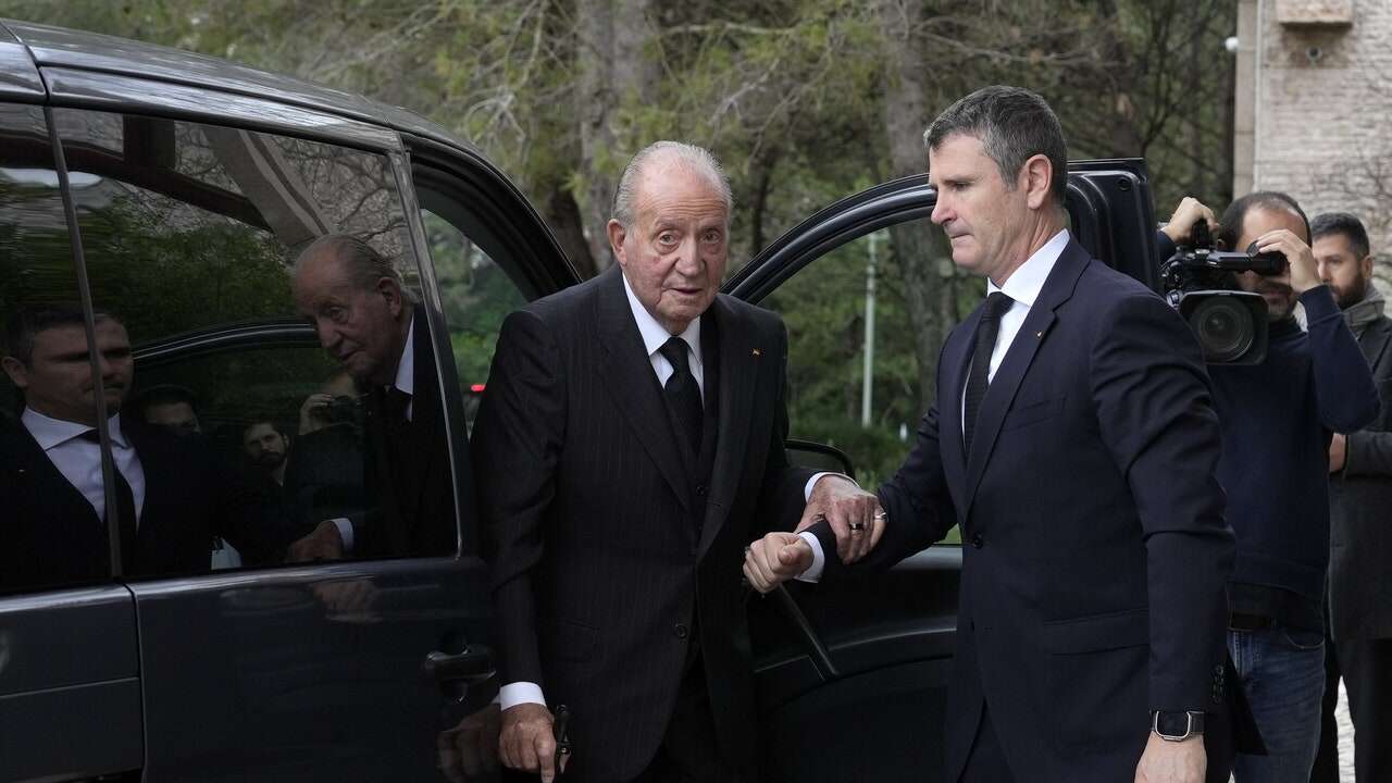 El Rey Juan Carlos, emocionado, asiste al funeral por Aga Khan IV