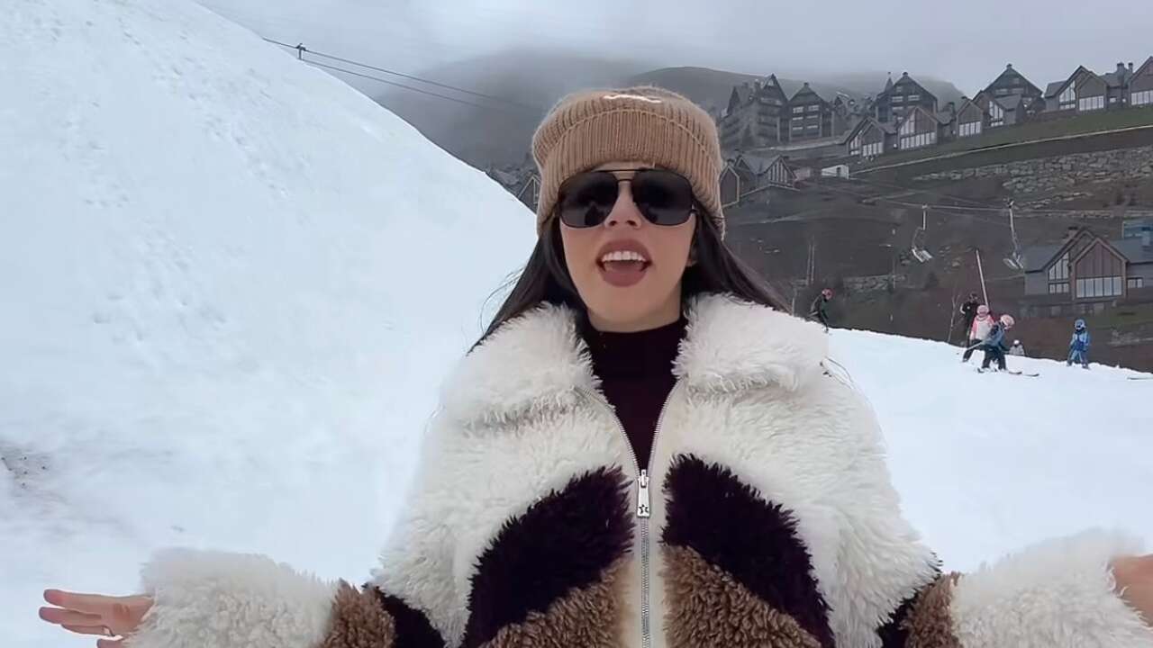 Violeta Mangriñán se ha ido a la nieve con la chaqueta aprés-ski más tendencia y calentita de 740 euros