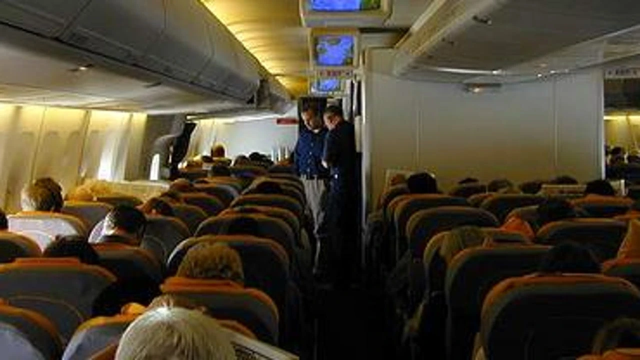 Por qué nos duele el oído en los aviones y cómo evitarlo