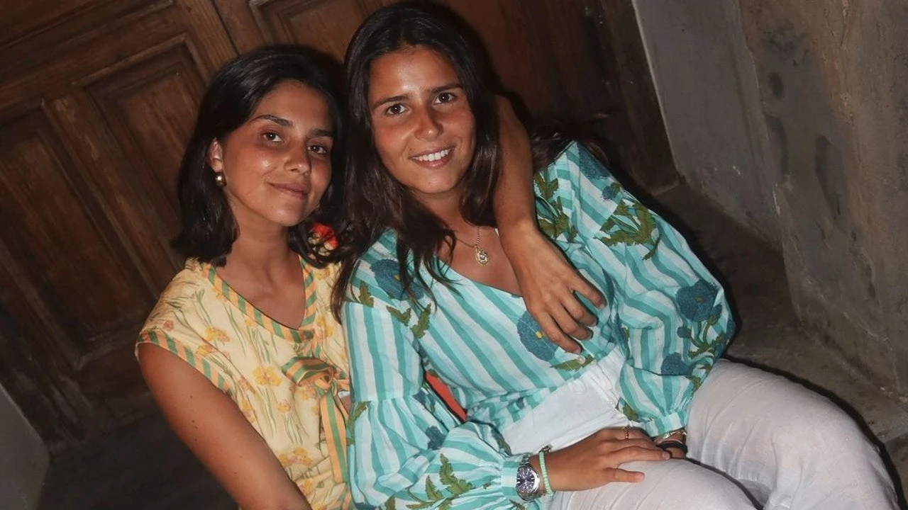 Las chicas más clásicas que veranean en Tarifa le van a querer copiar a Tana Rivera esta camisa boho con sandalias griegas