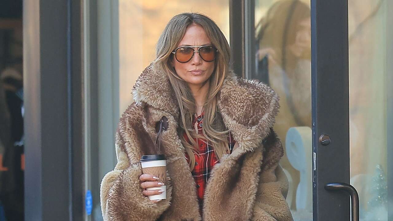 Jennifer Lopez presume de sus botas UGG de plataforma junto con los vaqueros rotos que mejor sientan a las mujeres 50+