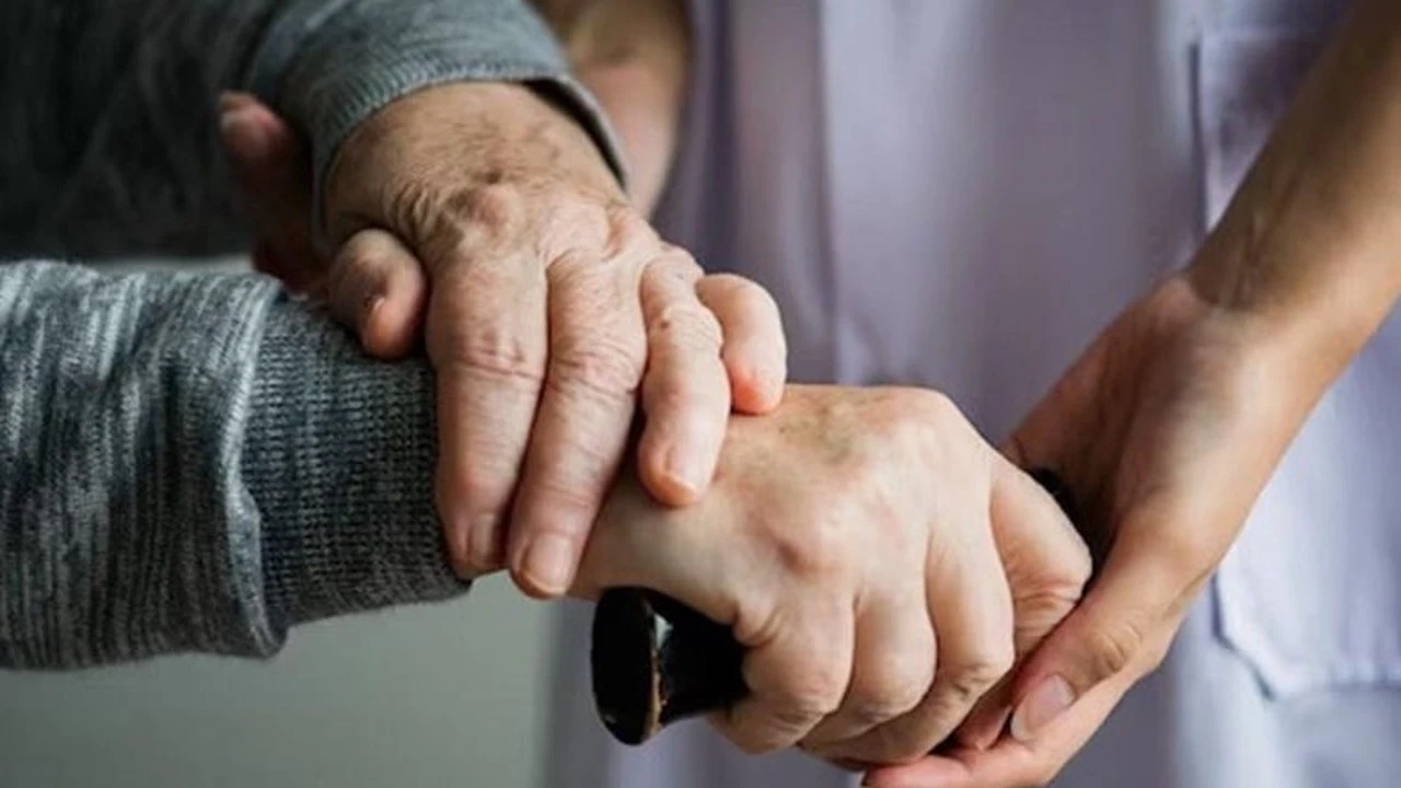 Crece la lista de espera de la dependencia en España: 286.000 personas sin atención y casi un año de retraso