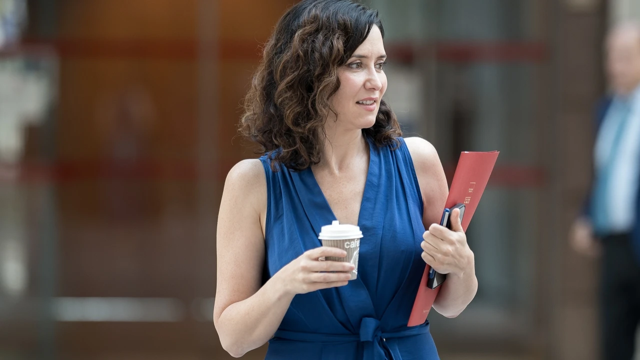 El vestido favorito del verano de Isabel Ayuso es azul y de firma catalana