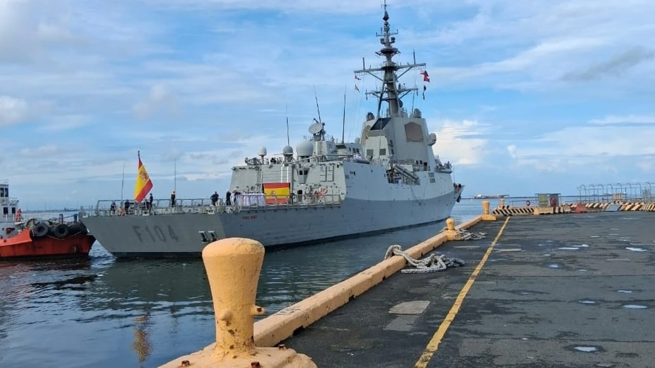 La fragata Méndez Núñez rinde homenaje a Miguel López de Legazpi en su estancia en Filipinas