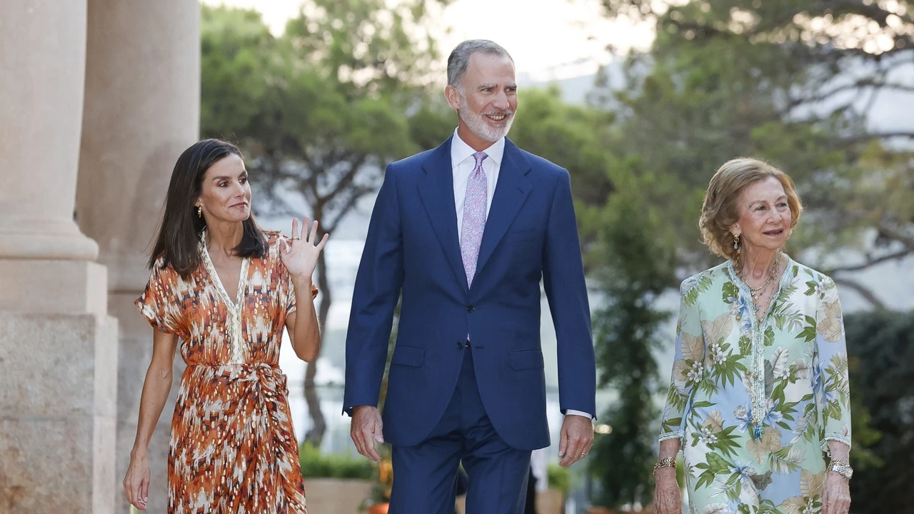 La Reina Letizia estrena el verano en Marivent con vestido midi español de rebajas y las sandalias planas más cómodas
