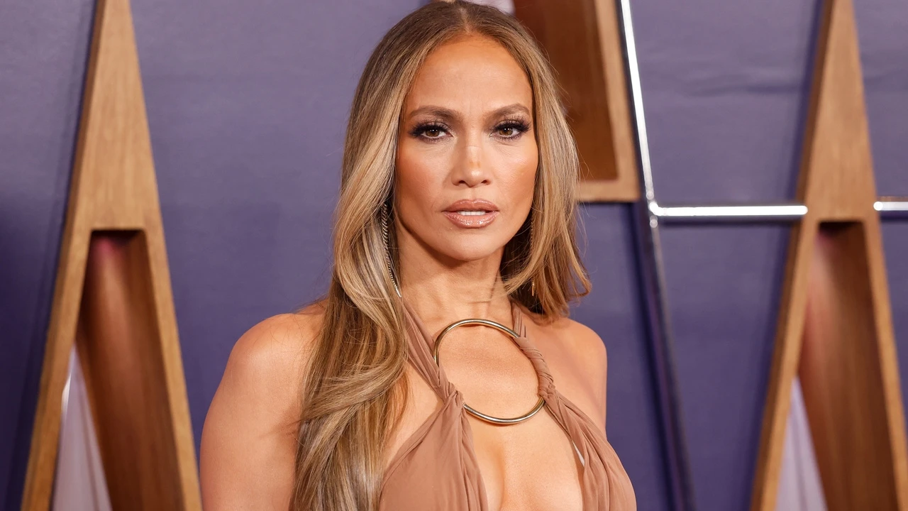Jennifer Lopez reina en los AMAs 2025 con vestido plateado con capa (y beso incluido a sus bailarines)