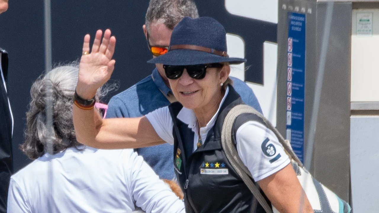 La Infanta Elena se reencuentra con el Rey Emérito en Sanxenxo con los náuticos que adoran las mujeres clásicas