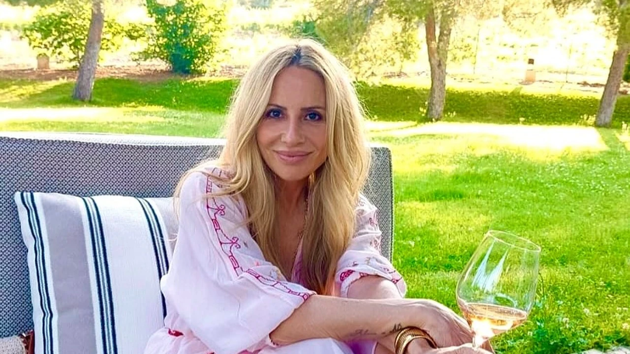 Marta Sánchez acierta con el combo más cómodo y rejuvenecedor del verano a sus 59 años: vestido bohemio y zapatillas