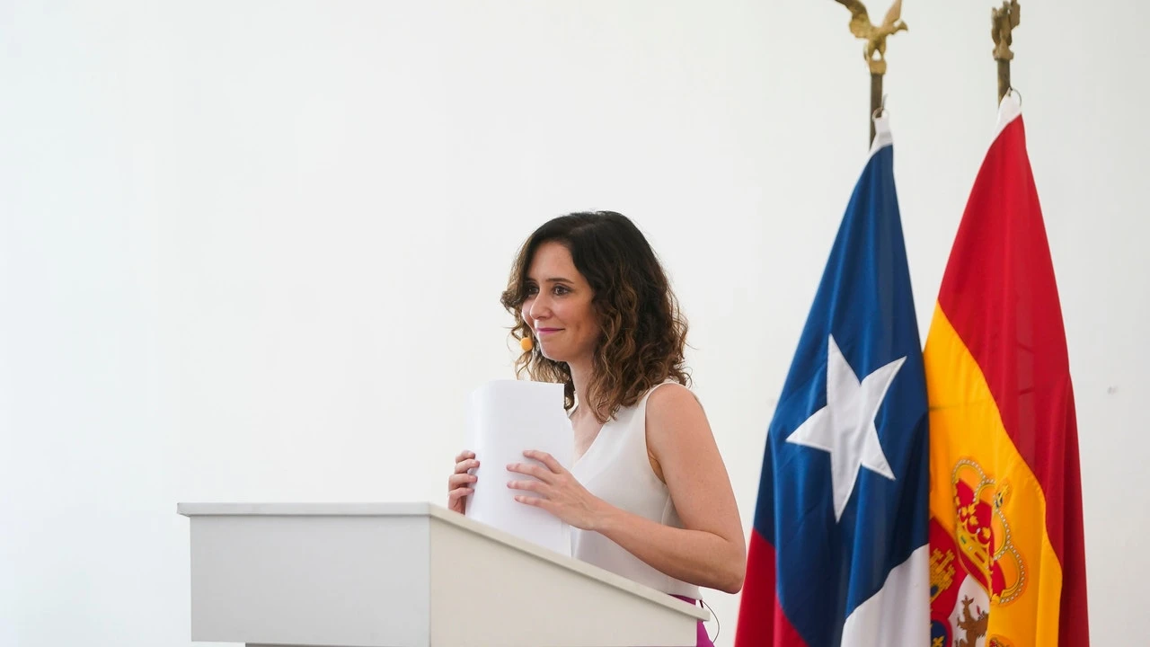 Nos vamos corriendo a Zara a por el pantalón rosa fucsia de Isabel Díaz Ayuso durante su viaje a Chile