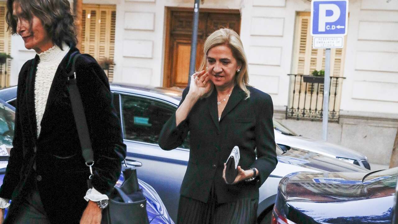 La Infanta Cristina nos deja claro que las alpargatas de cuña sensata se pueden seguir llevando en otoño con la falda plisada más elegante