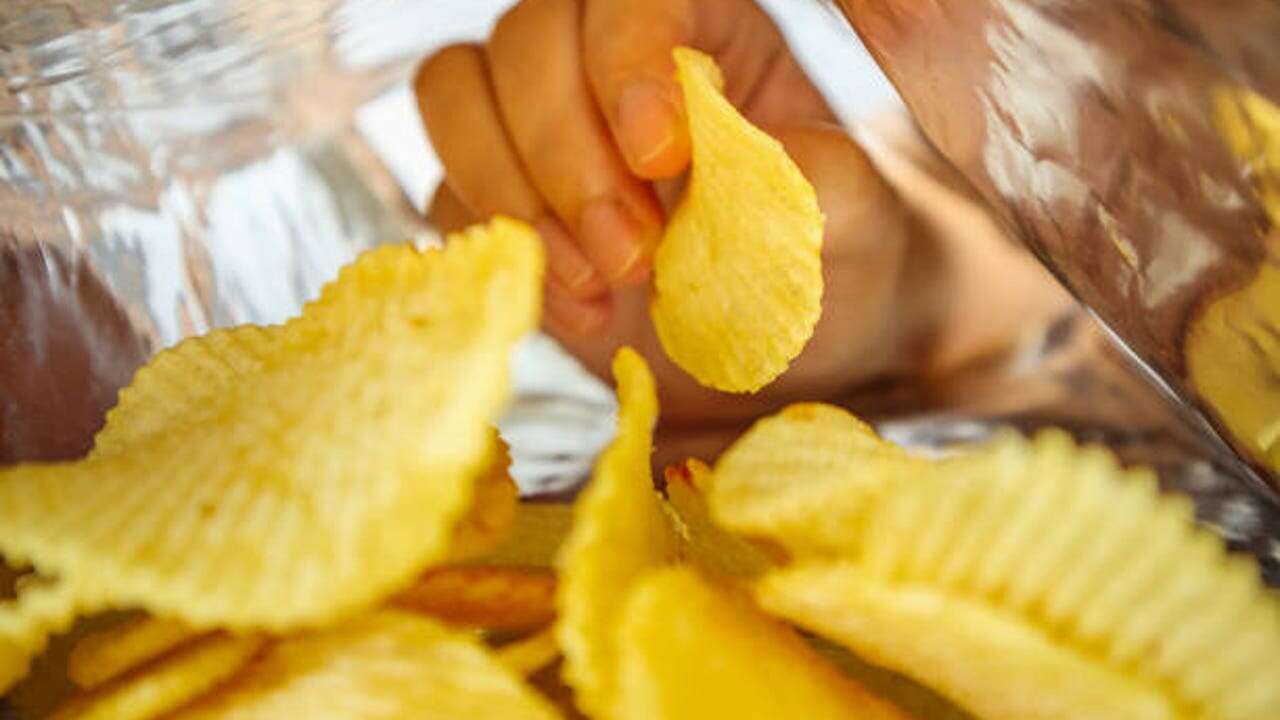 La OCU dicta sentencia: estas son las patatas fritas y los nachos más saludables del supermercado