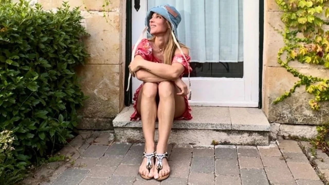 Elsa Pataky tiene las sandalias planas joya que mejor quedan con cualquier básico de tu maleta