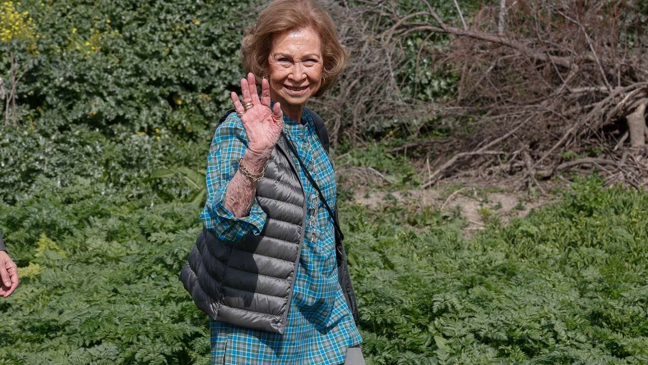 El look más ecologista de la Reina Sofía con camisa de cuadros y chaleco acolchado para una jornada de limpieza ambiental