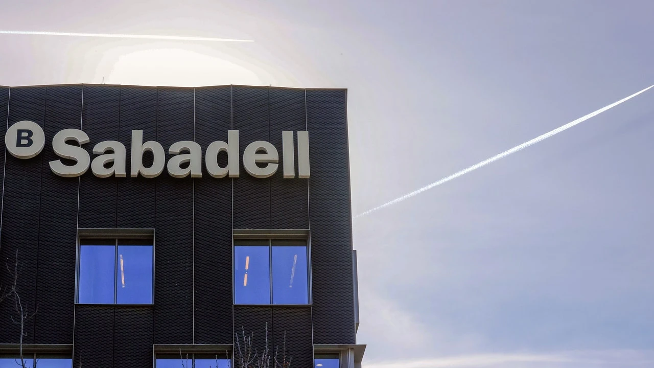 BBVA planea despedir hasta 5.000 empleados del Sabadell