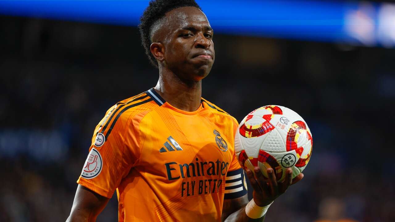 Cazado un espectador haciendo gestos racistas a Vinicius en el Real Sociedad - Real Madrid