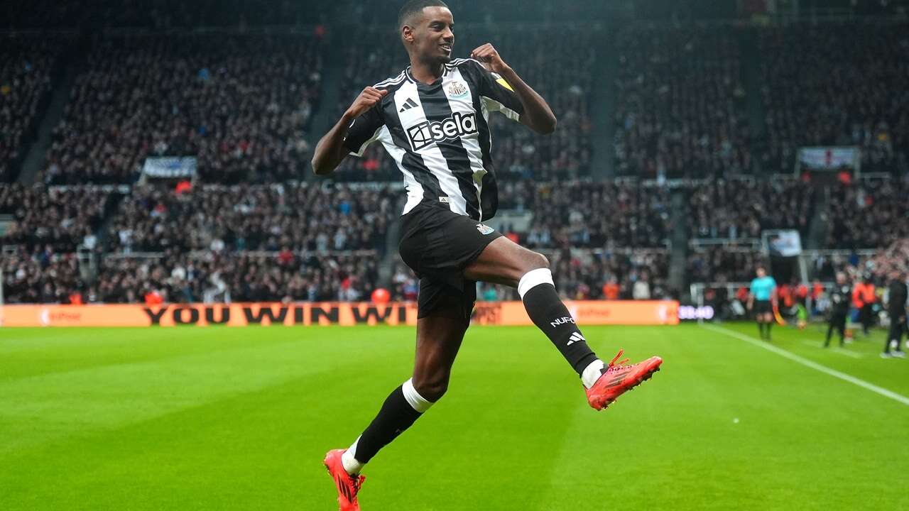 No puede dejar de marcar: otros dos goles de Isak para mantener cuarto al Newcastle en Premier League