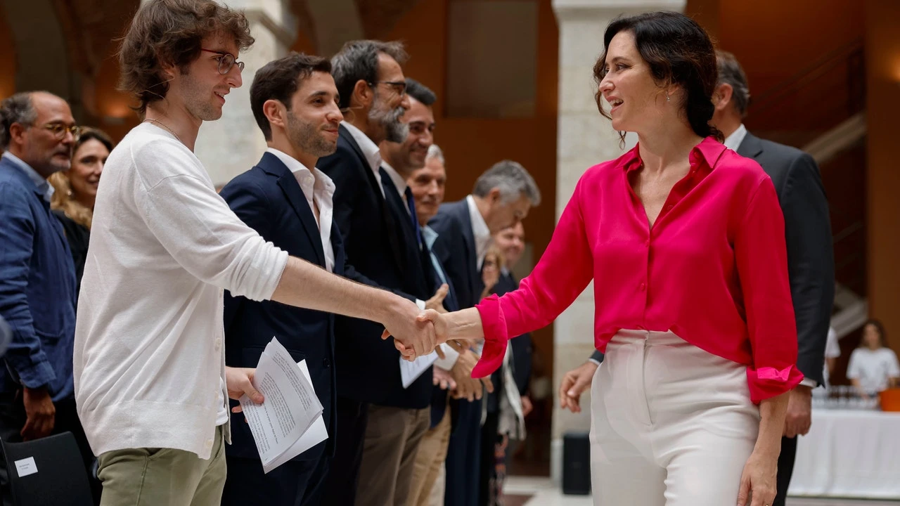 Ayuso se ha comprado los zuecos más bohemios del verano que combina con sus looks elegantes en el trabajo