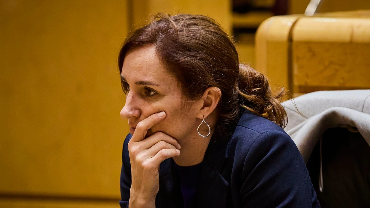 Díaz Ayuso y la privada salvan de un drama a Mónica García