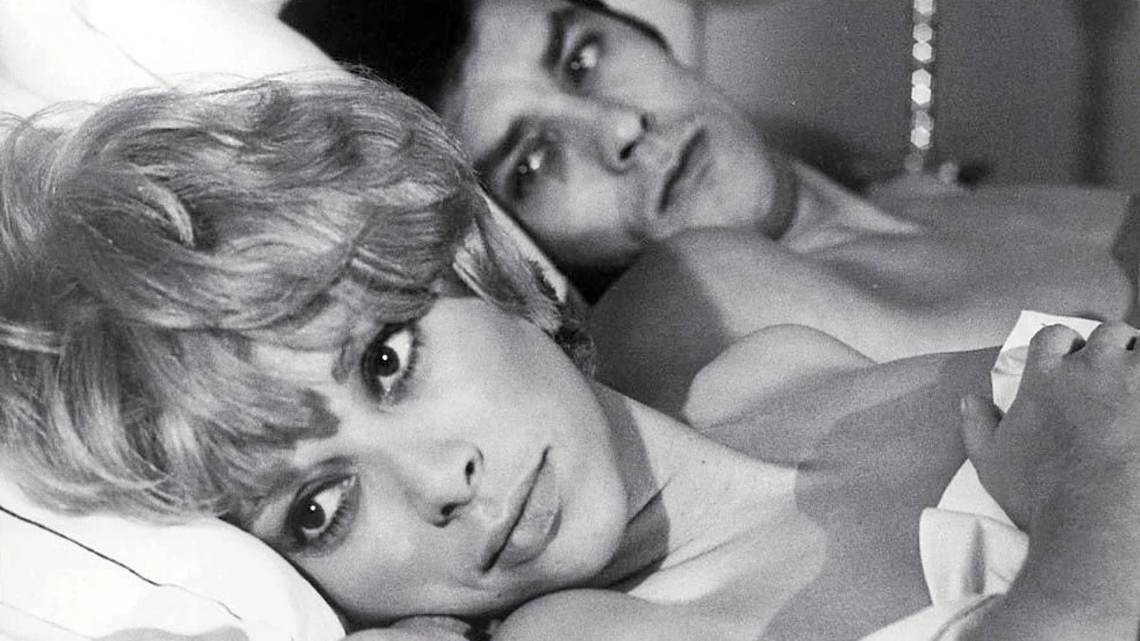 La conmovedora carta de amor de Mireille Darc que Alain Delon llevó siempre con él