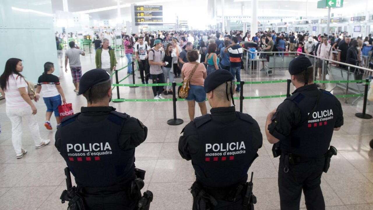 La última concesión de Sánchez a Cataluña: los Mossos asumirán el control de puertos y aeropuertos a partir de septiembre