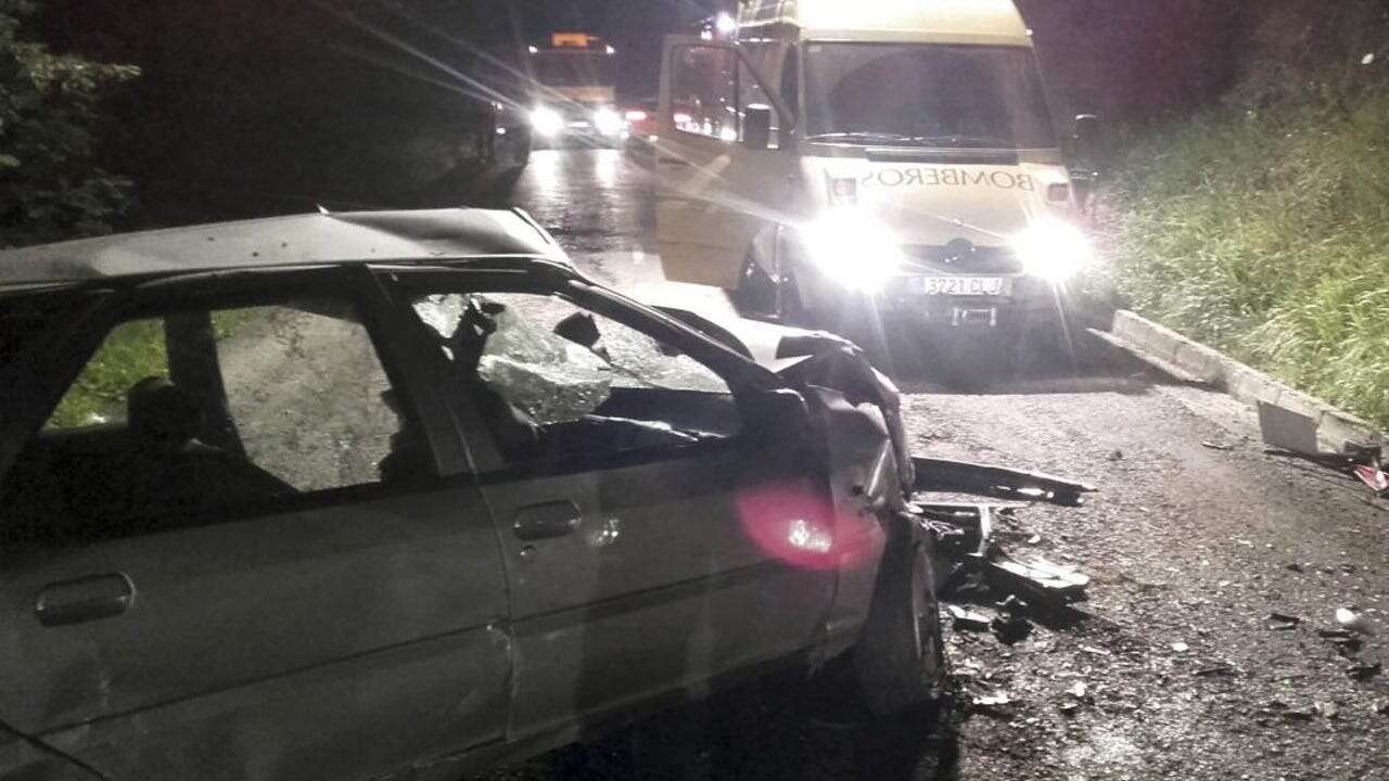 Un muerto y cuatro heridos al caer su vehículo por un desnivel en Asturias