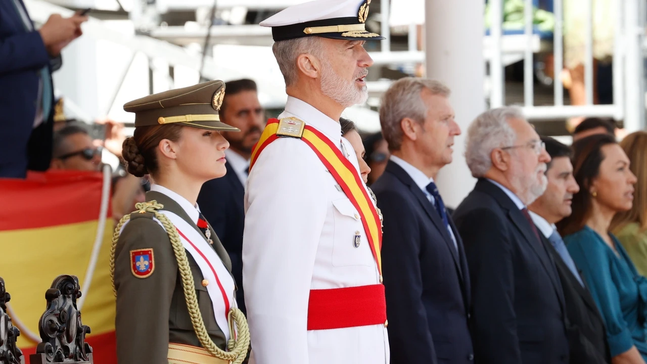 Leonor deja a un lado su look más futbolero para recuperar su uniforme militar en Marín