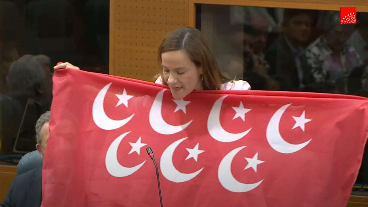 Vox cuela al islam en la Asamblea de Madrid: con una bandera de medias lunas