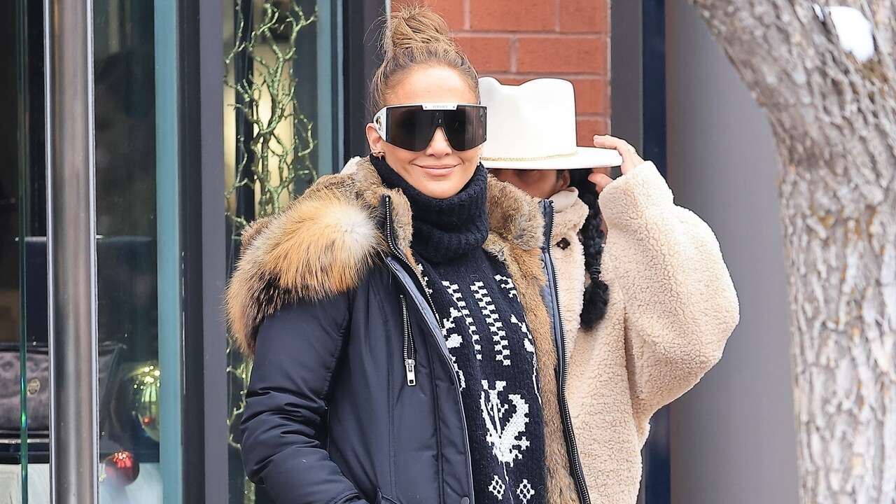 Jennifer Lopez no se quita las botas de pelo en su escapada a la nieve, esta vez con el plumífero perfecto para las frioleras