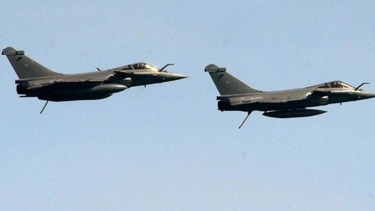 Un caza Rafale de la Fuerza Aérea Francesa “derriba” un F-35A estadounidense en un simulacro en Finlandia