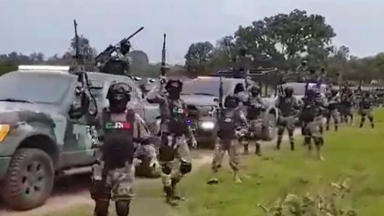 Narcos del cártel Jalisco Nueva Generación disparan a un helicóptero militar durante un espectacular operativo con diez muertos en Michoacán