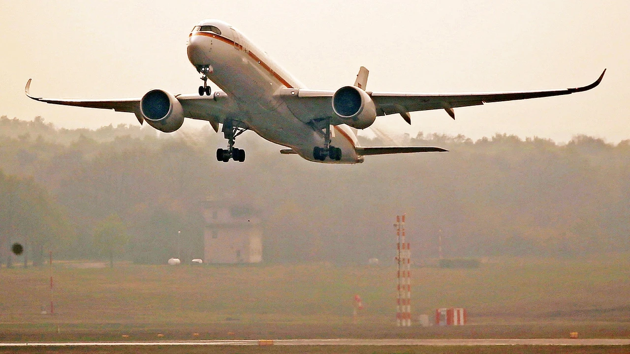 Una pareja fumando en el baño del avión desata el caos: los pasajeros quedaron atrapados 17 horas