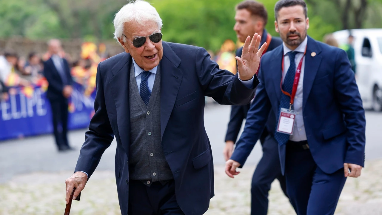Felipe González, con chaleco y bastón, todo un dandy victoriano