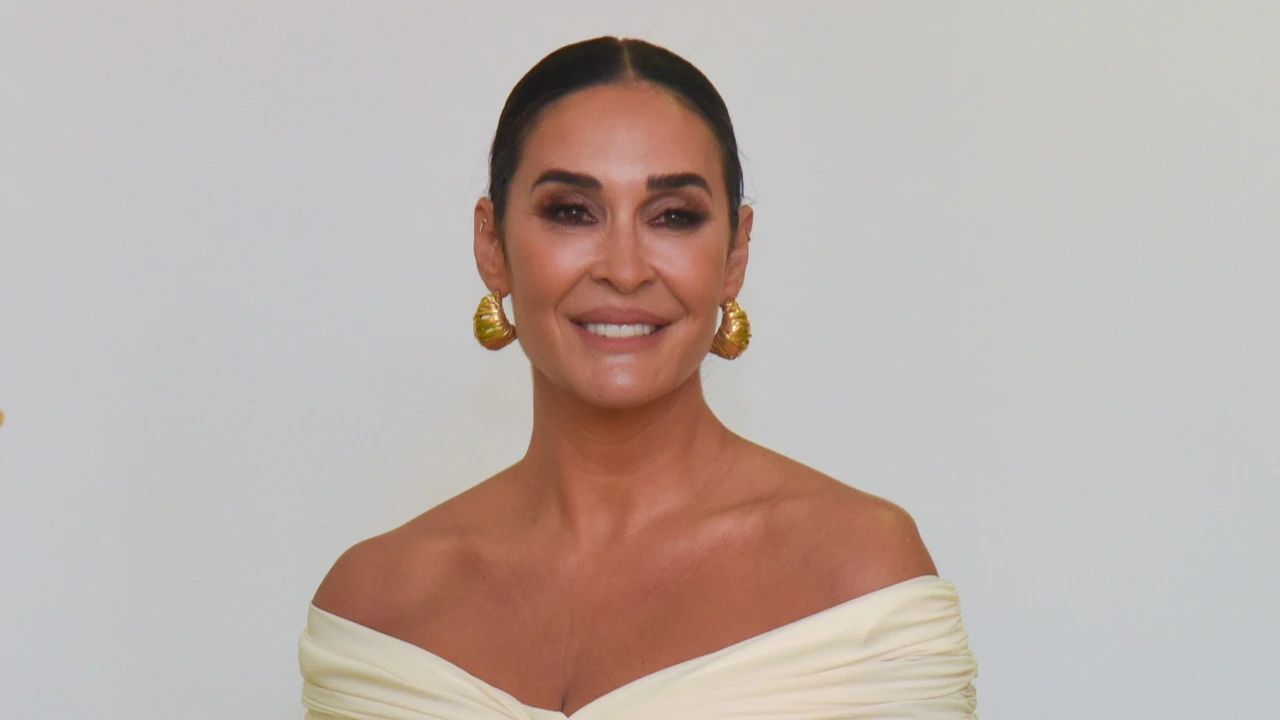 Vicky Martín Berrocal tiene el truco de estilo para llevar una camisa blanca a la playa de manera elegante