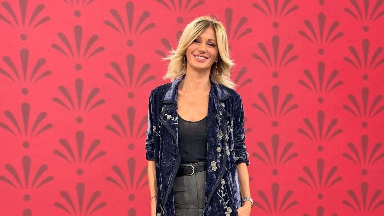 Las mujeres +50 le van a querer copiar a Susanna Griso este kimono de terciopelo (y abalorios) de Zara