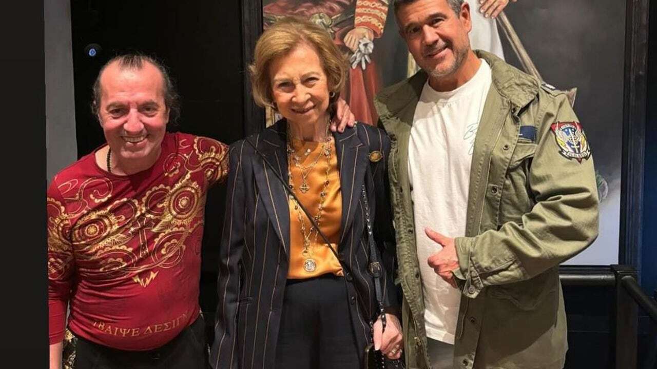 La Reina Sofía se va de cena secreta en Madrid con el look con blazer y blusa satinada que le van a copiar nuestra abuelas