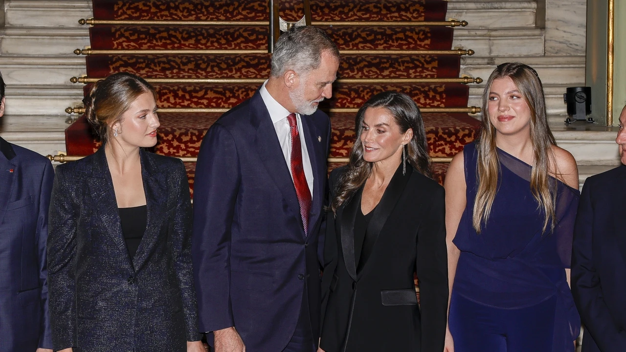 La Reina Letizia se decanta por el negro más sobrio para hacer 'matching' con su hija en Barcelona