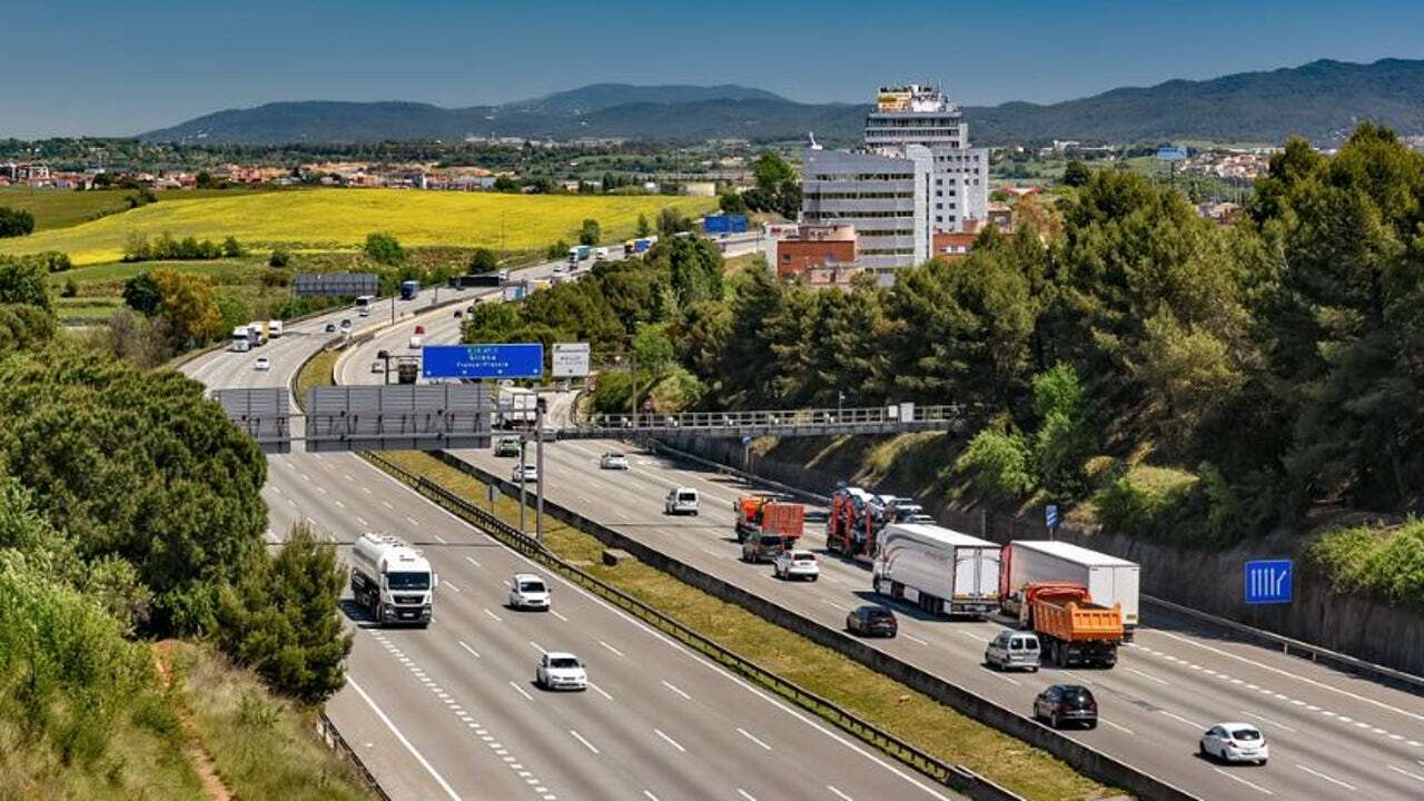 150 kilómetros de velocidad variable en la AP-7, la nueva medida que plantea la Generalitat para reducir accidentes