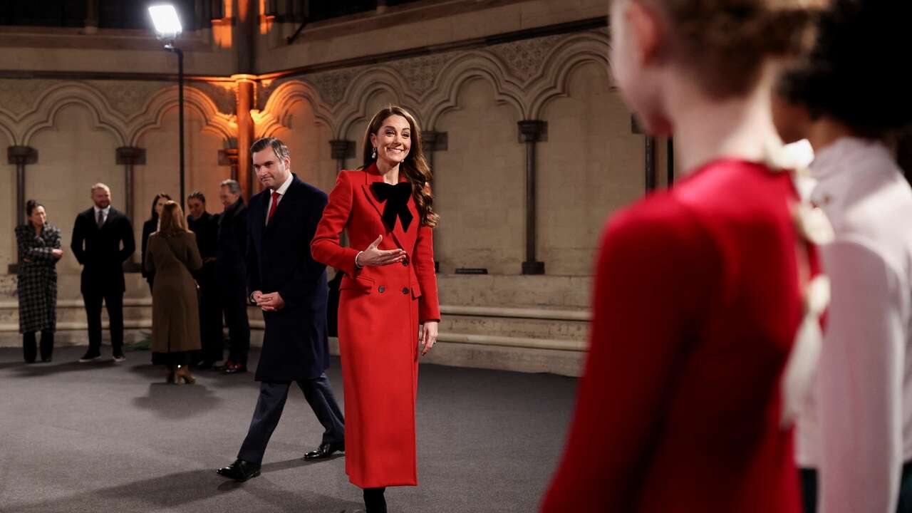 Kate Middleton deslumbra con el look navideño que todas querrán copiar estas fiestas: abrigo rojo, falda de cuadros y botas de ante