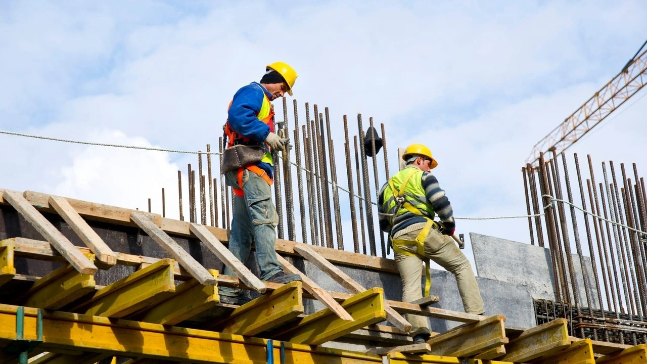 Ni restricciones financieras ni escasez de materiales: el gran freno de las constructoras para levantar vivienda es la falta de mano de obra