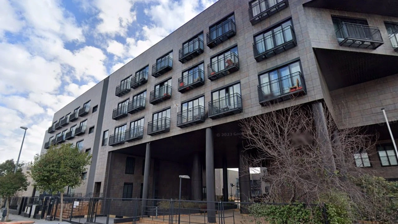 Así es el ‘bloque del terror’: apuñalamientos y miedo en una zona con hoteles por okupas en cinco edificios abandonados