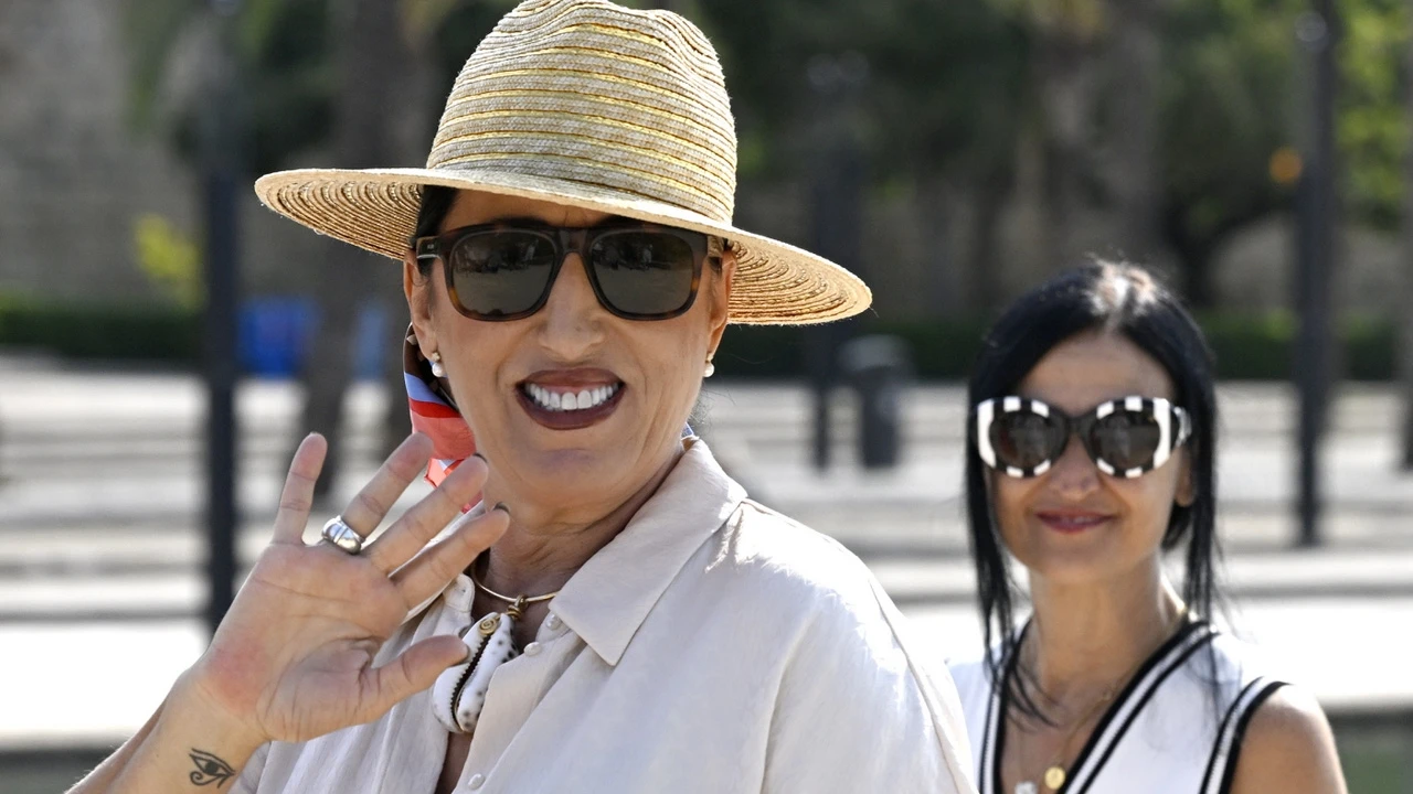Sombrero de paja, capazo y vestido fluido: así ha llegado Rossy de Palma al Atlàntida Mallorca Film Fest 2025