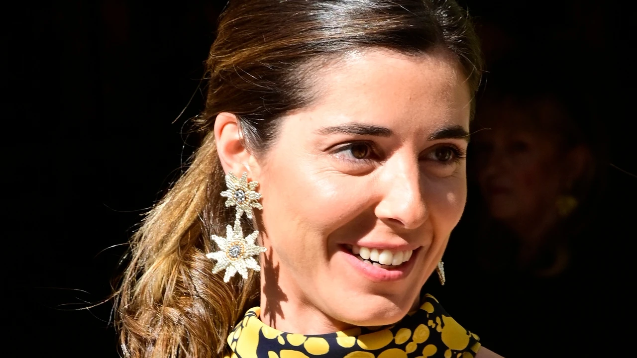 El accesorio estrella de toda invitada 2025: los pendientes de flores extragrandes