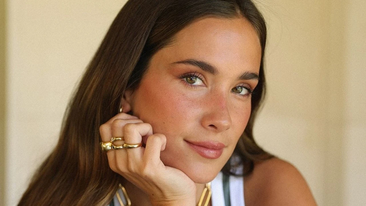 Acusan a María Pombo de plagiar un conjunto de invitada perfecta a Inés Domecq y este desaperece de su web en cuestión de horas