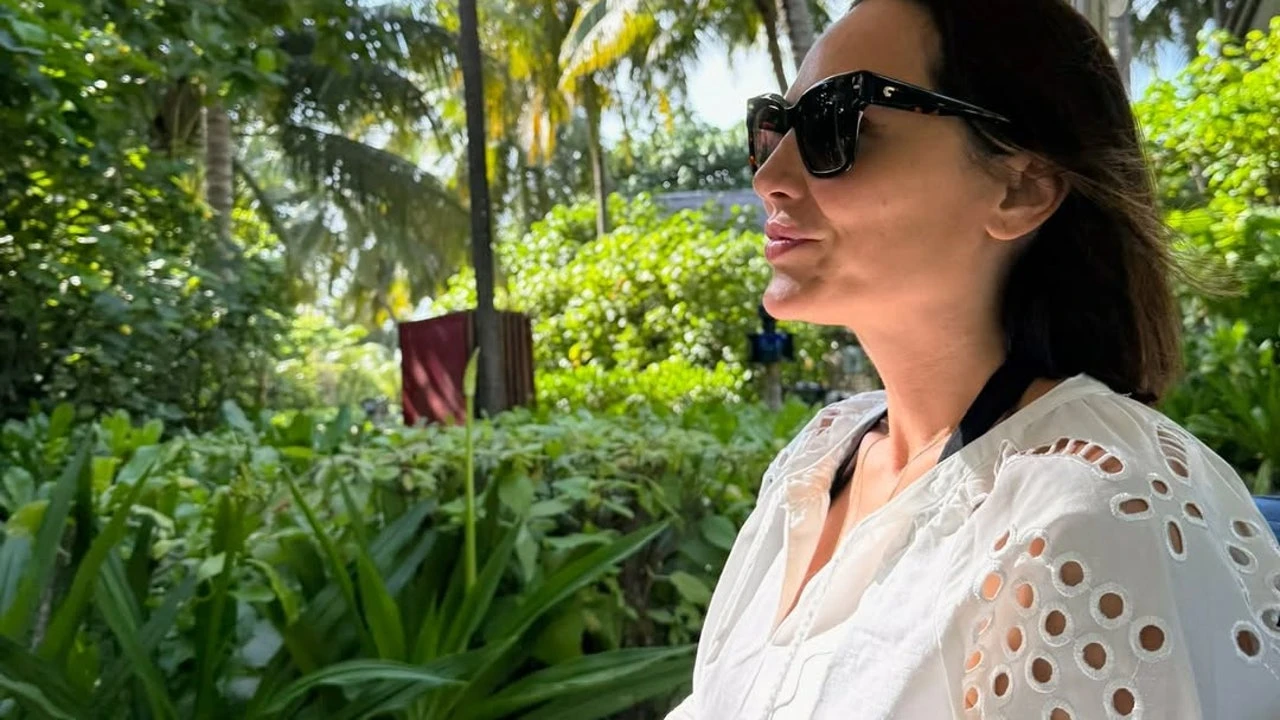 Tamara Falcó y el vestido calado más romántico que querrás meter en la maleta para tu próximo viaje