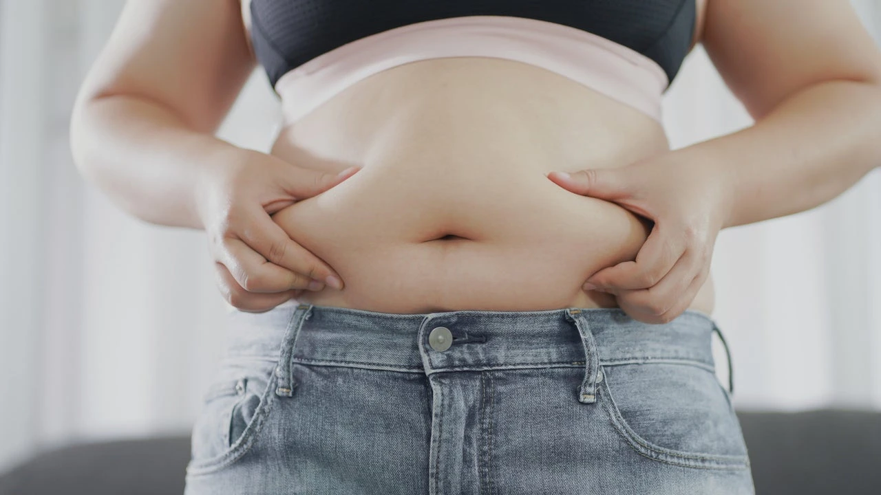 Solo necesitas 5 minutos: el ejercicio japonés que deja tu abdomen plano sin salir de casa