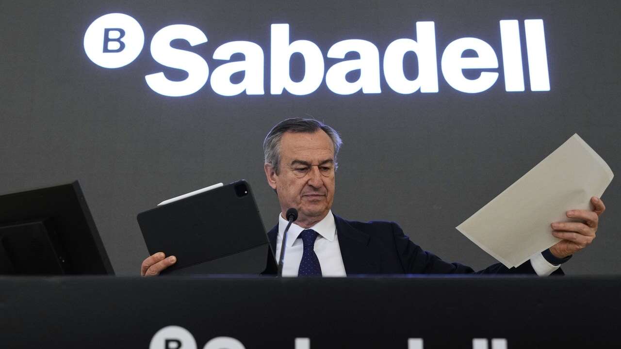 Banco Sabadell presenta ante la CNMC sus alegaciones contra la OPA de BBVA tras entrar en fase 2