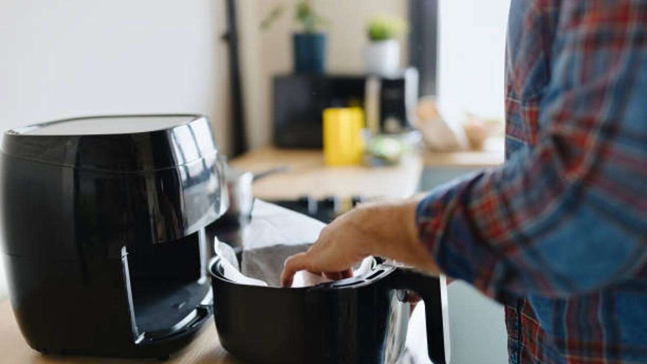 Los expertos recomiendan no usar este elemento a la hora de cocinar en la freidora de aire: 